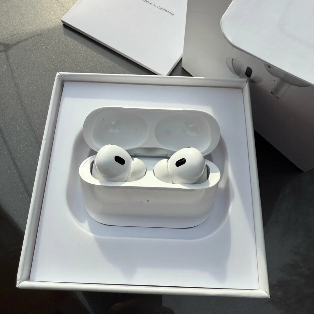 Apple White Wireless Earbuds with Charging Case